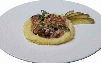 Бефстроганов с картофельным пюре  