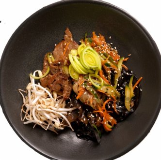 Салат с фунчозой и говядиной 120 гр