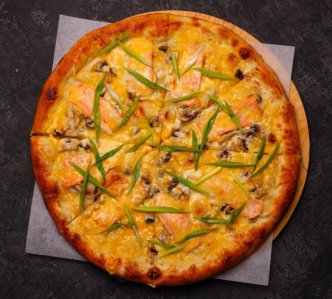 С лососем и грибами пицца 