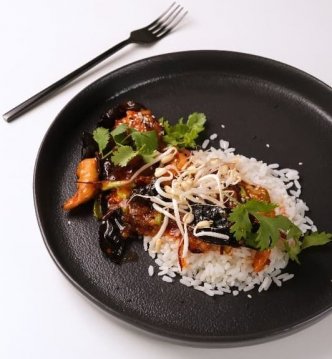 Курица в тайском соусе с рисом