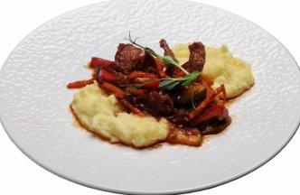 Свинина с овощами и картофельным пюре 