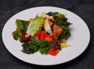 Салат с лососем и манго