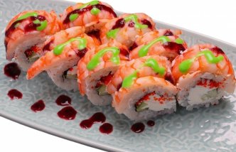 Ролл с креветкой и клубничной пудрой  