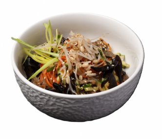 Салат с фунчозой и говядиной 