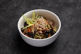 Теплый салат с фунчозой и говядиной 