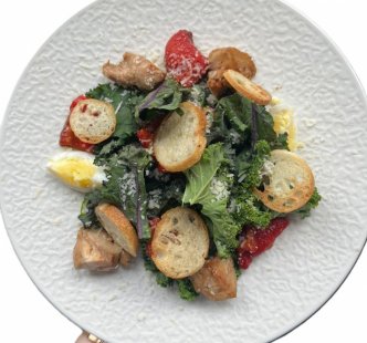 Салат с куриным бедром и печеным перцем 120 гр